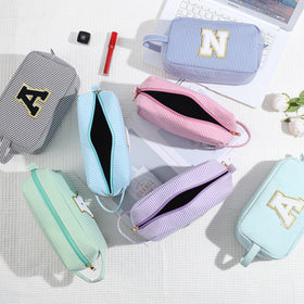 Trousse de maquillage YOOLIFE posée sur une table avec des cosmétiques