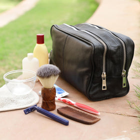 Trousse de toilettage en cuir RUSTIC TOWN sur fond neutre