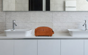 Trousse de toilette AARON avec produits de soin à l'intérieur