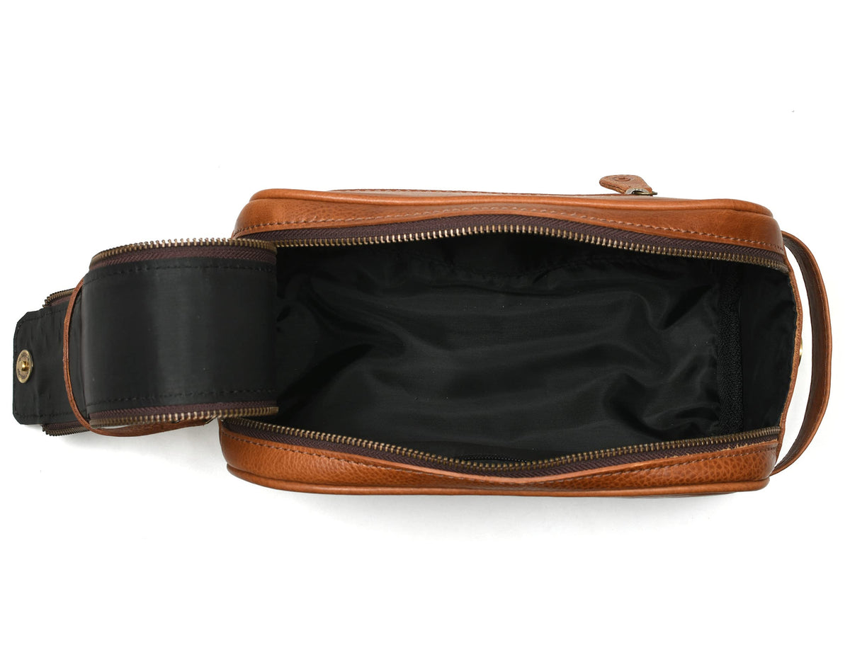 Trousse de toilette AARON ouverte montrant le compartiment spacieux