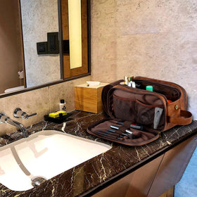 Trousse de toilette Elviros à côté de produits de beauté