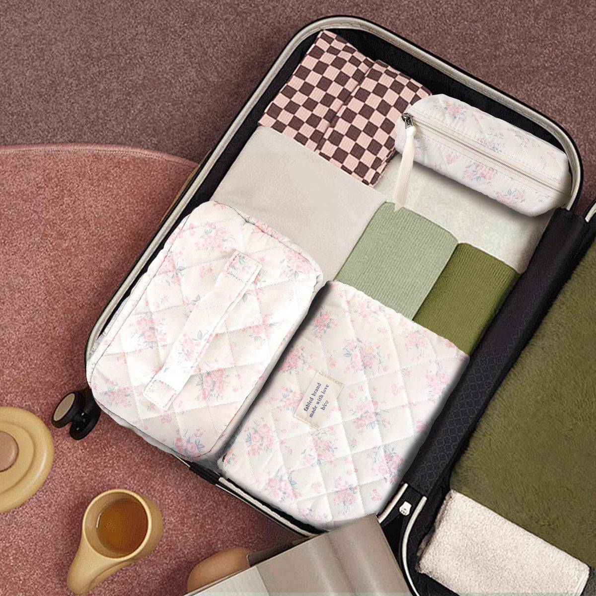 Trousse de toilette GISMTR sur une table, décorée avec des fleurs