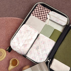 Trousse de toilette GISMTR sur une table, décorée avec des fleurs