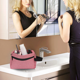 Trousse de toilette Icramsy sur une table avec autres produits