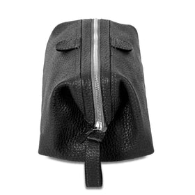 Trousse de toilette KomalC en cuir de buffle avec arrière-plan élégant