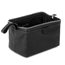 Trousse de toilette KomalC en cuir de buffle sur une table