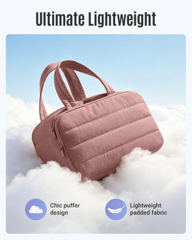 Trousse de toilette LIGHT FLIGHT en rose bébé sur une surface plane