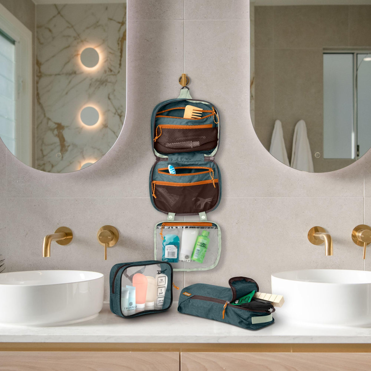 Trousse de toilette suspendue avec sac à liquides attaché