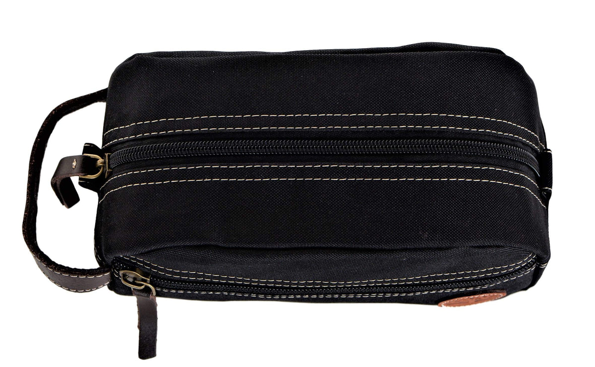 Trousse de toilette Timberland noire sur un comptoir