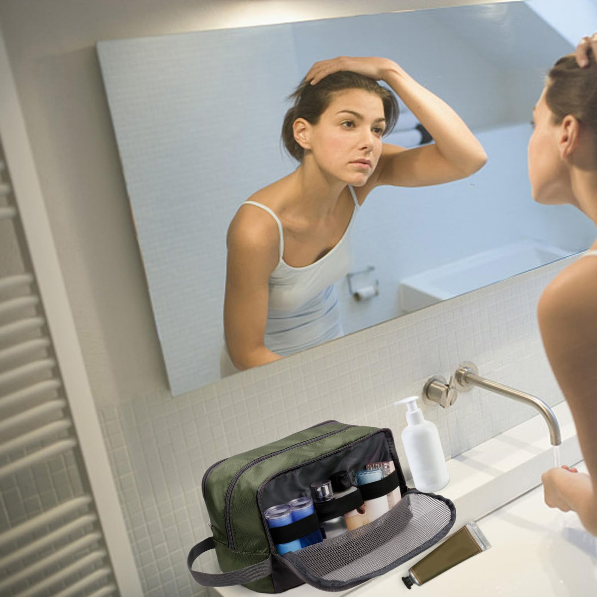 Trousse de Toilette WANDF sur une surface de salle de bain