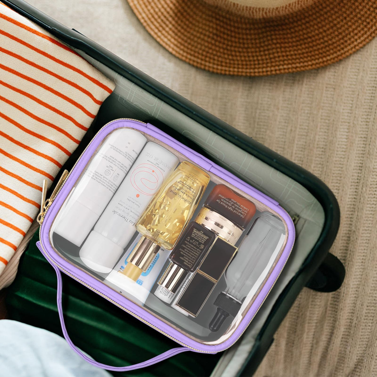 Trousse de toilette Wedama, vue en lifestyle avec des bagages