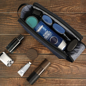 Trousse de toilette ZEEMO fermée et prête à être transportée