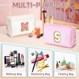 Trousse de voyage TOPEAST sur un fond de valise