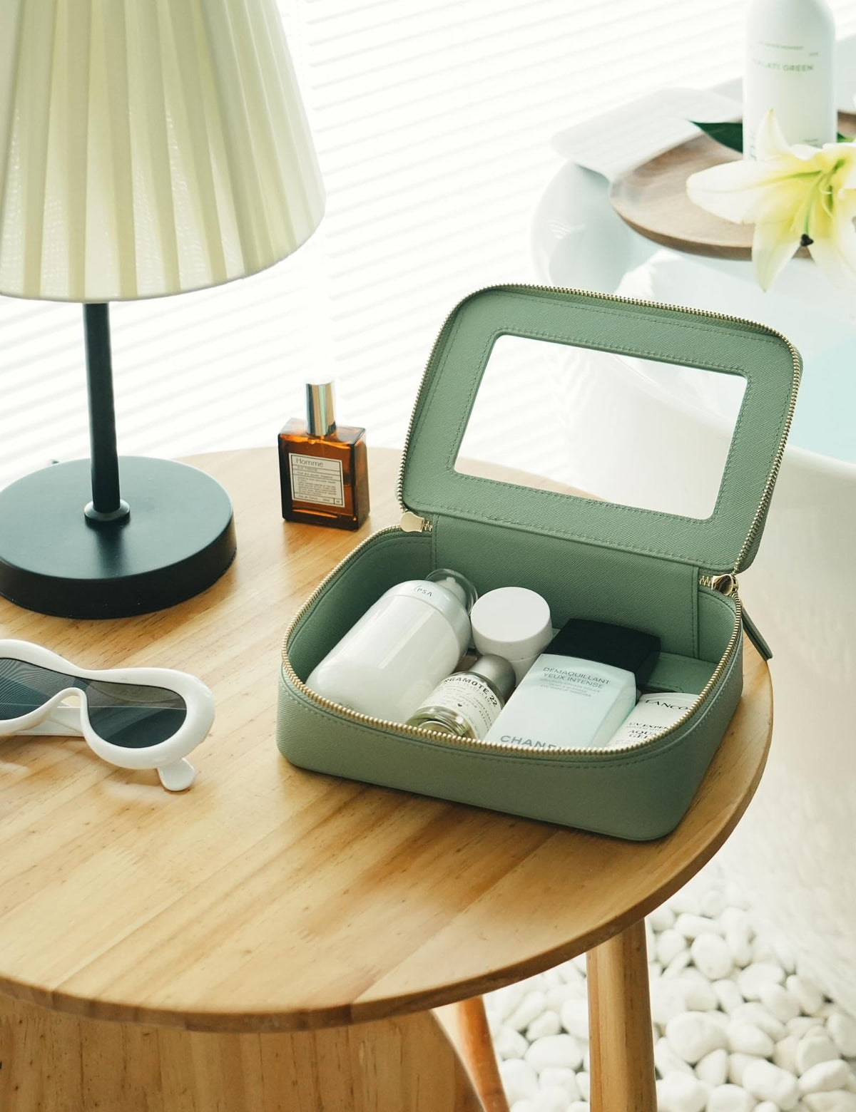 Trousse Popvibe sur une table avec accessoires divers