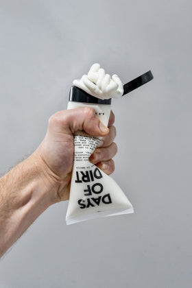 Tube de crème coiffante California Born dans une salle de bain
