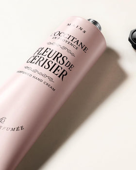 Tube de crème mains L'OCCITANE cerisier sur une surface en bois