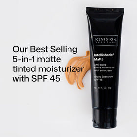 Tube de crème solaire teintée Revision Skincare Intellishade Matte avec son bouchon