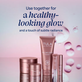 TULA Baume Energisant pour les Yeux Rose Glow sur fond neutre