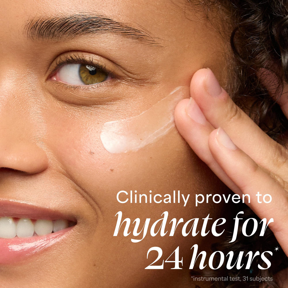 TULA Crème Hydratante 24-7 texture crème sur une main