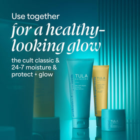 TULA Protect + Glow Écran Solaire SPF 30 avec fleurs en arrière-plan