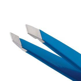 Tweezerman Mini Pince à Épiler Bahama Blue en situation d'utilisation