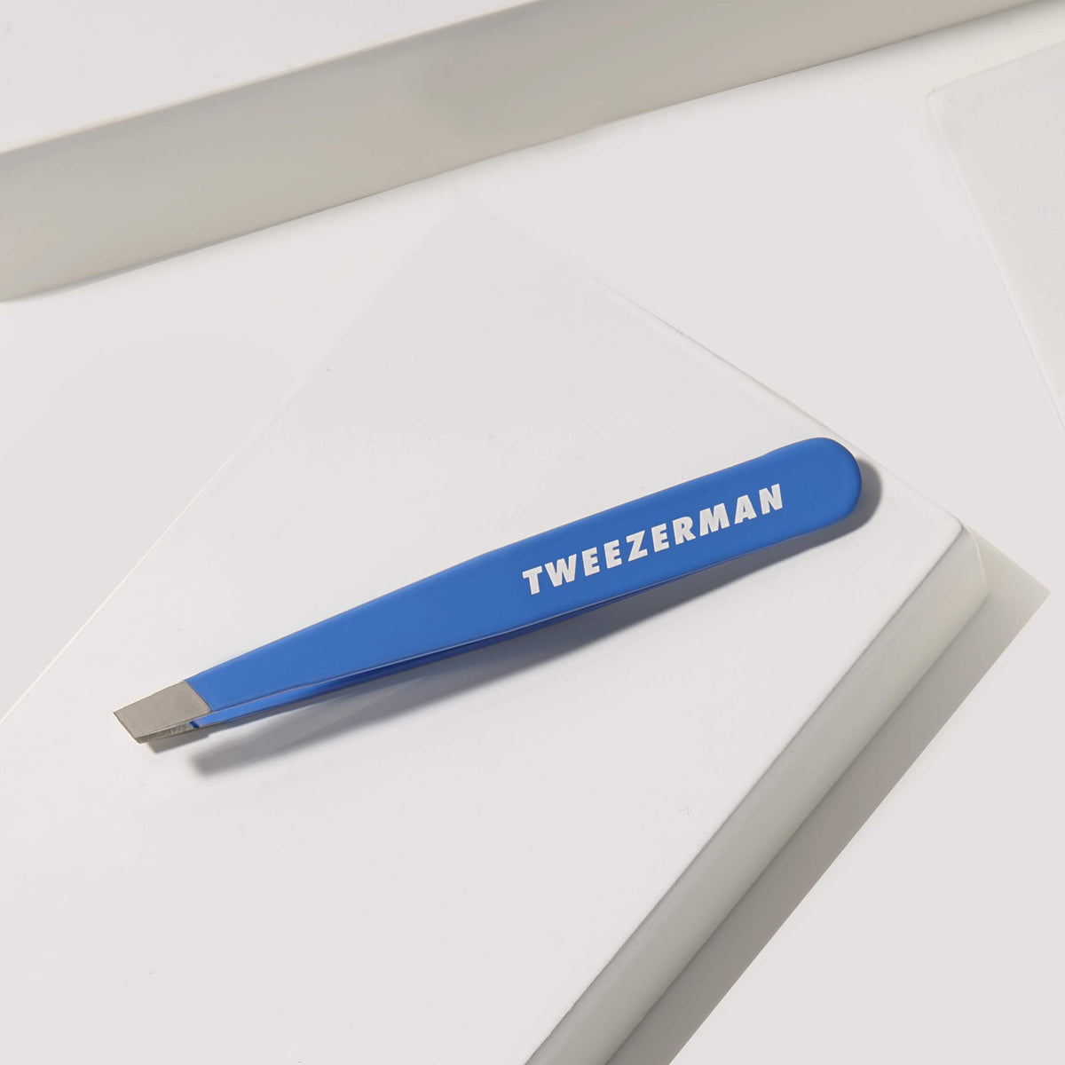 Tweezerman Mini Pince à Épiler Bahama Blue vue latérale