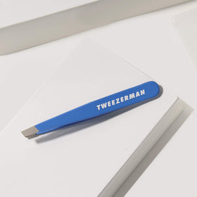 Tweezerman Mini Pince à Épiler Bahama Blue vue latérale