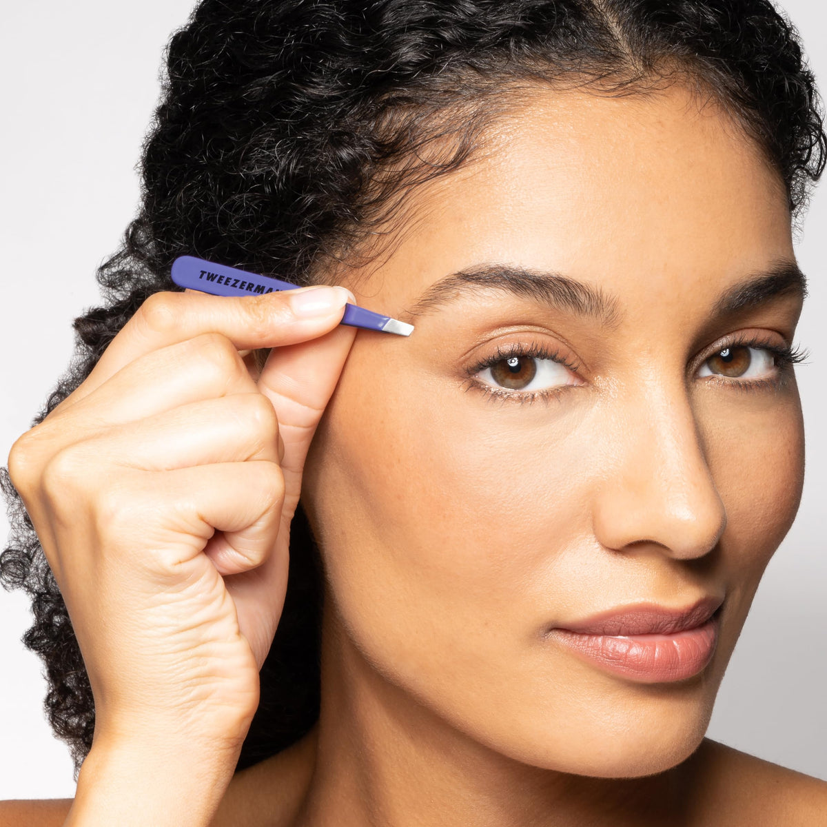 Tweezerman Mini Pince à épiler Lilas en utilisation sur sourcils