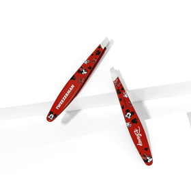 Tweezerman Mini Pince à Épiler sur une surface de vanité