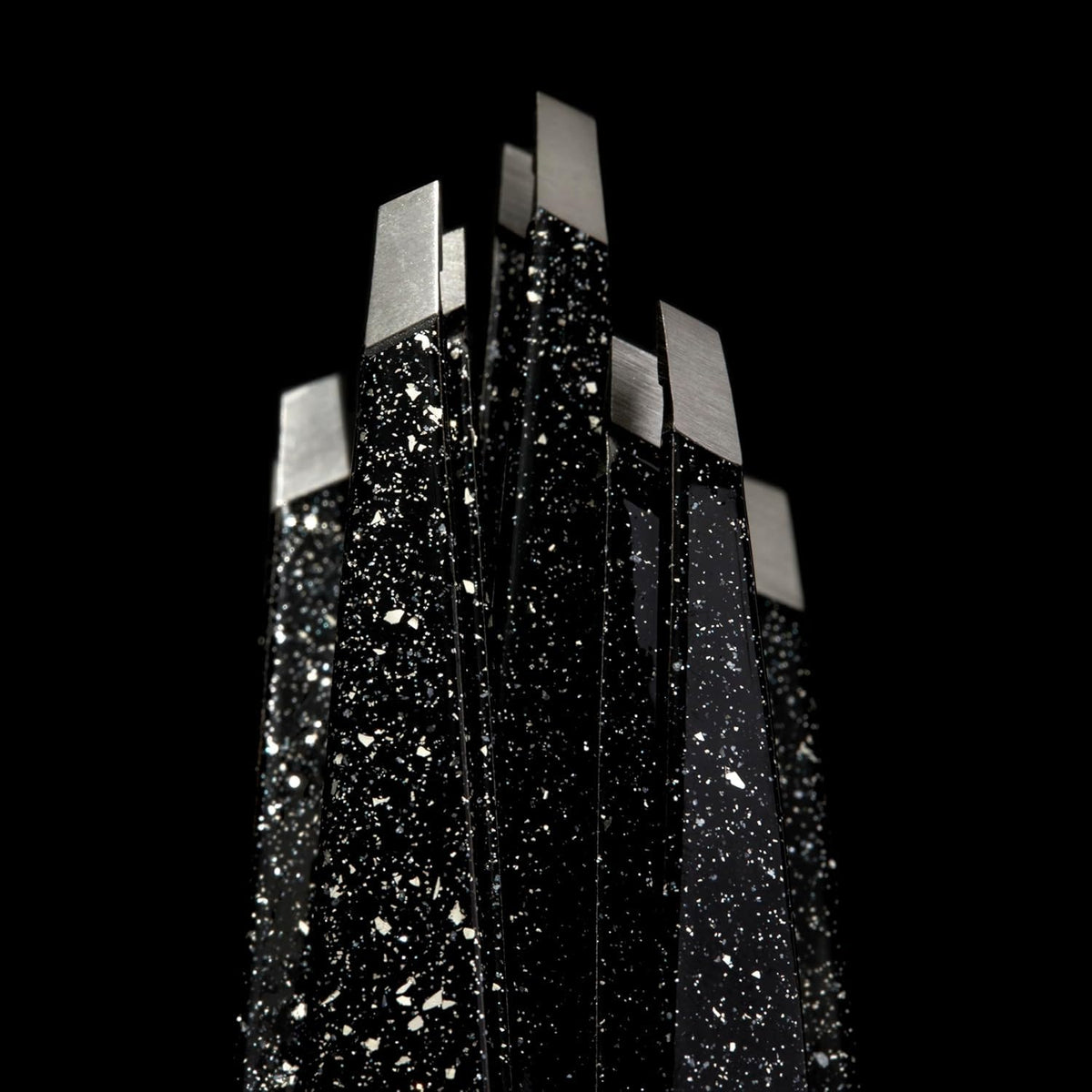 Tweezerman Pinces à Épiler Slant Dusted Onyx montrant la qualité des pointes