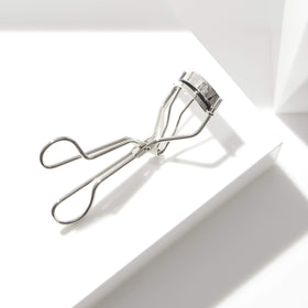 Tweezerman recourbe-cils classique dans une trousse de maquillage