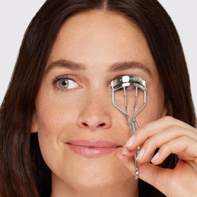 Tweezerman recourbe-cils classique sur un fond neutre