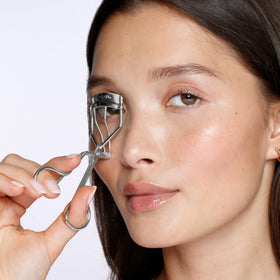 Tweezerman recourbe-cils classique utilisé sur des cils
