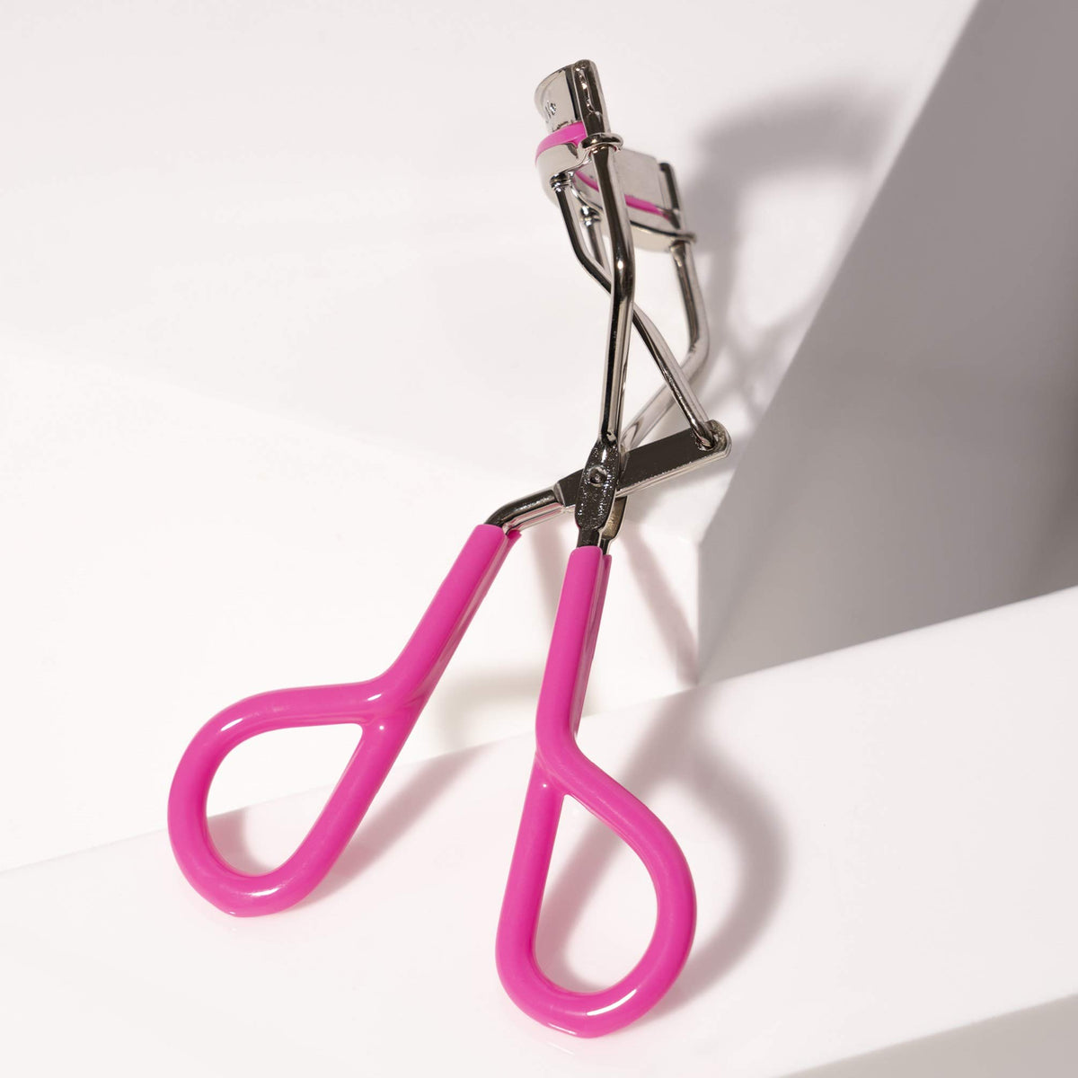 Tweezerman Recourbe Cils Grip Confort Rose Fluo vue de côté