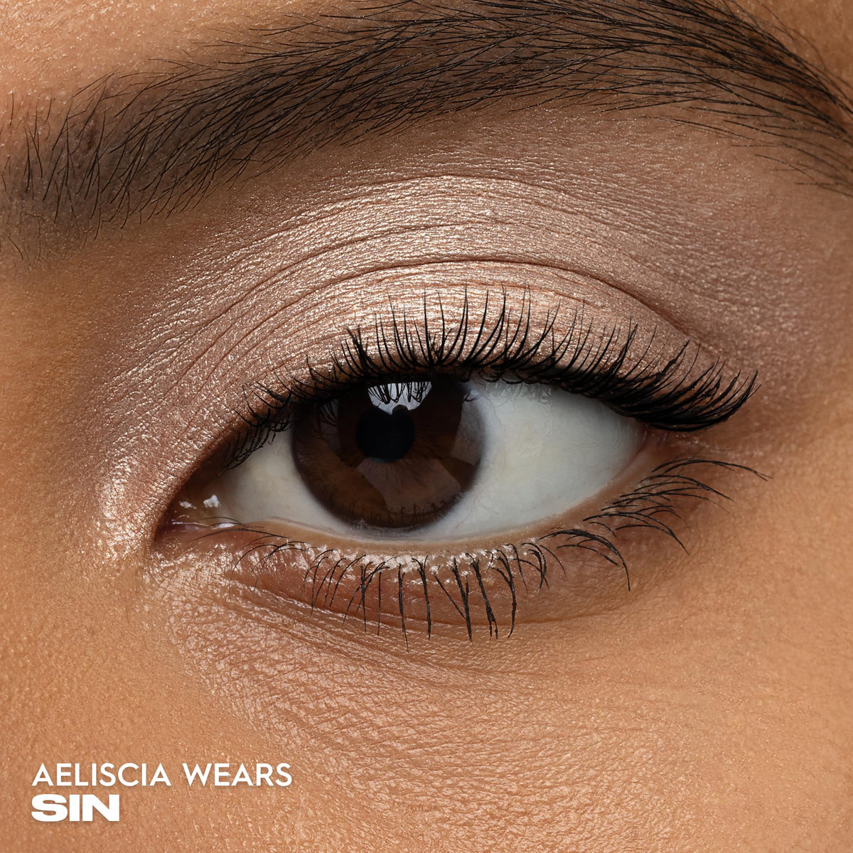 URBAN DECAY 24/7 Eyeshadow Champagne Shimmer 32g swatch on skin