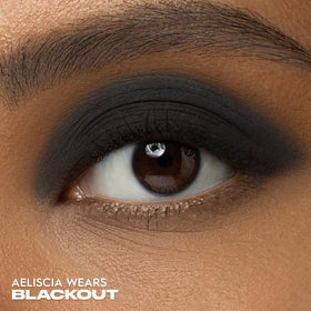 URBAN DECAY 24/7 Eyeshadow noir mat sur une main
