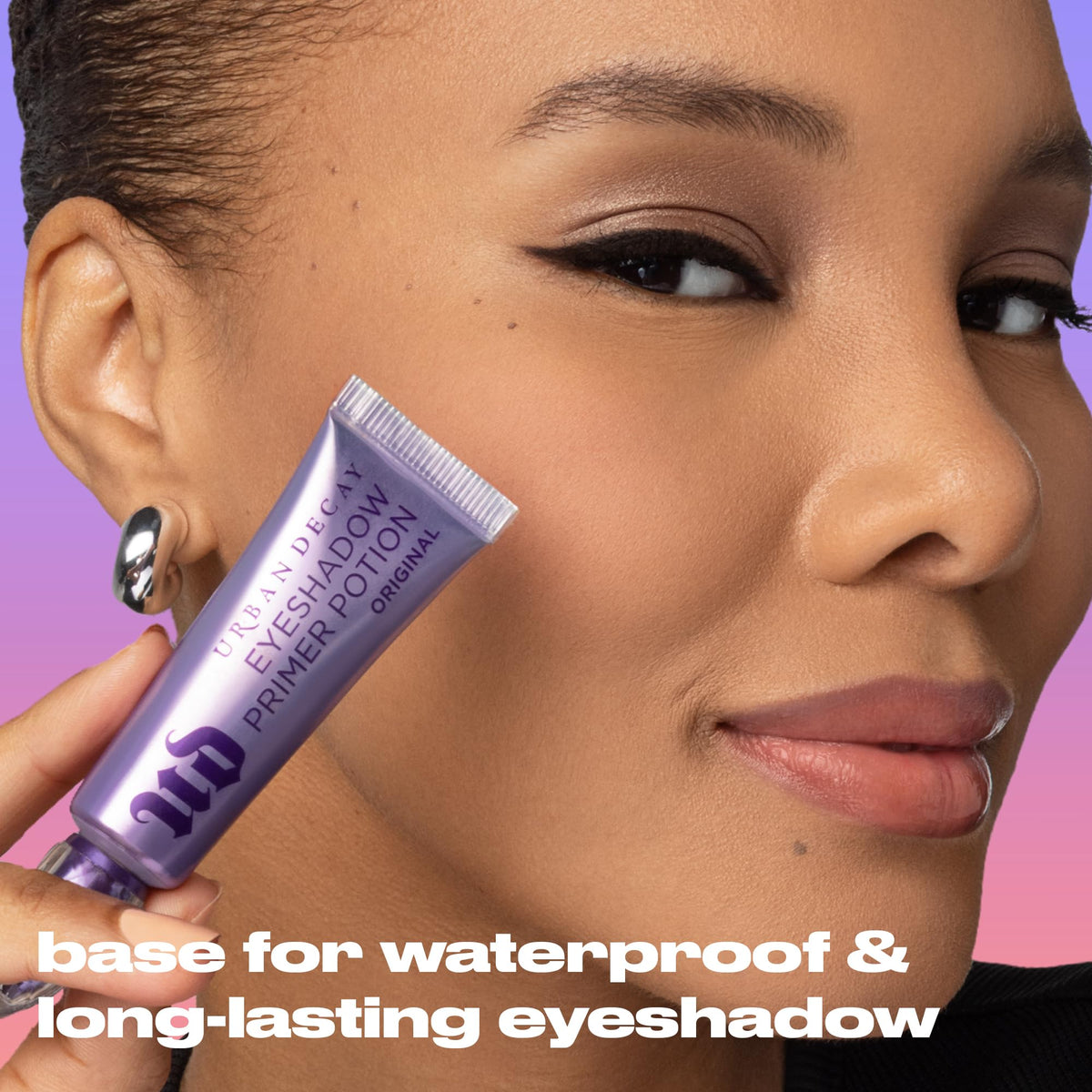 URBAN DECAY Anti-Aging Eyeshadow Primer Potion 9g sur un fond neutre