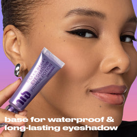 URBAN DECAY Anti-Aging Eyeshadow Primer Potion 9g sur un fond neutre