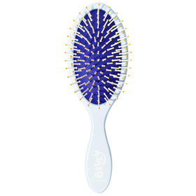 Usage quotidien de la brosse à cheveux Bluey par une enfant