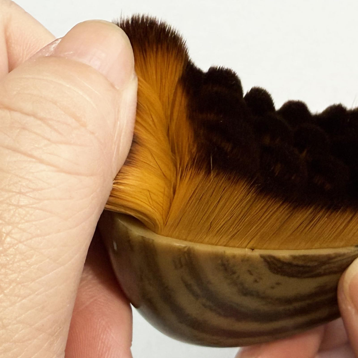 Utilisation de la brosse de contour sur le visage
