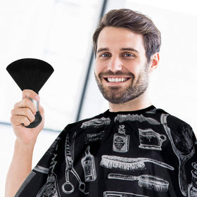 Utilisation de la cape de coiffeur FEBSNOW dans un salon de beauté
