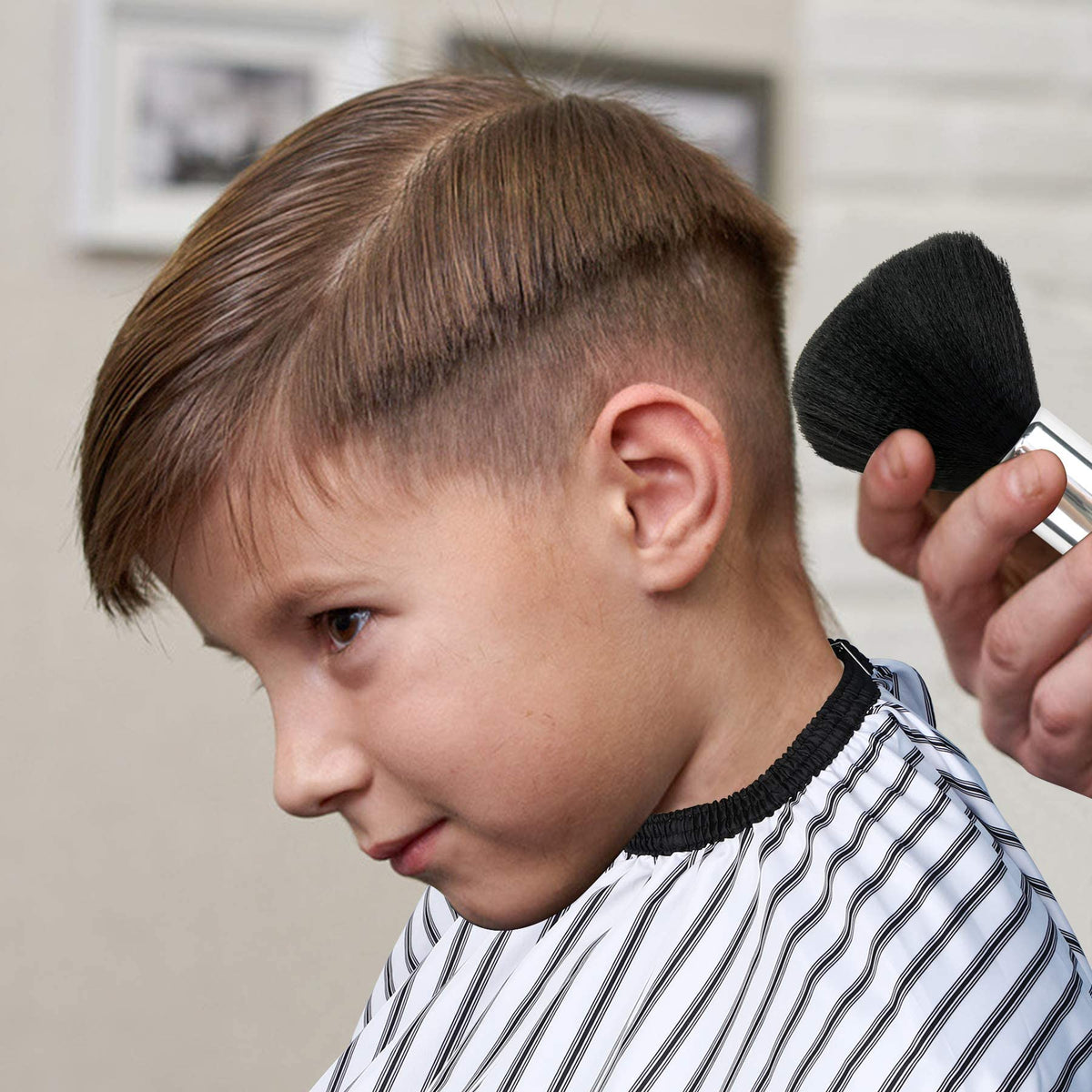 Utilisation de la cape FEBSNOW lors d'une coupe de cheveux