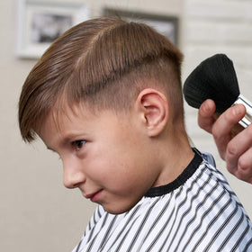 Utilisation de la cape FEBSNOW lors d'une coupe de cheveux