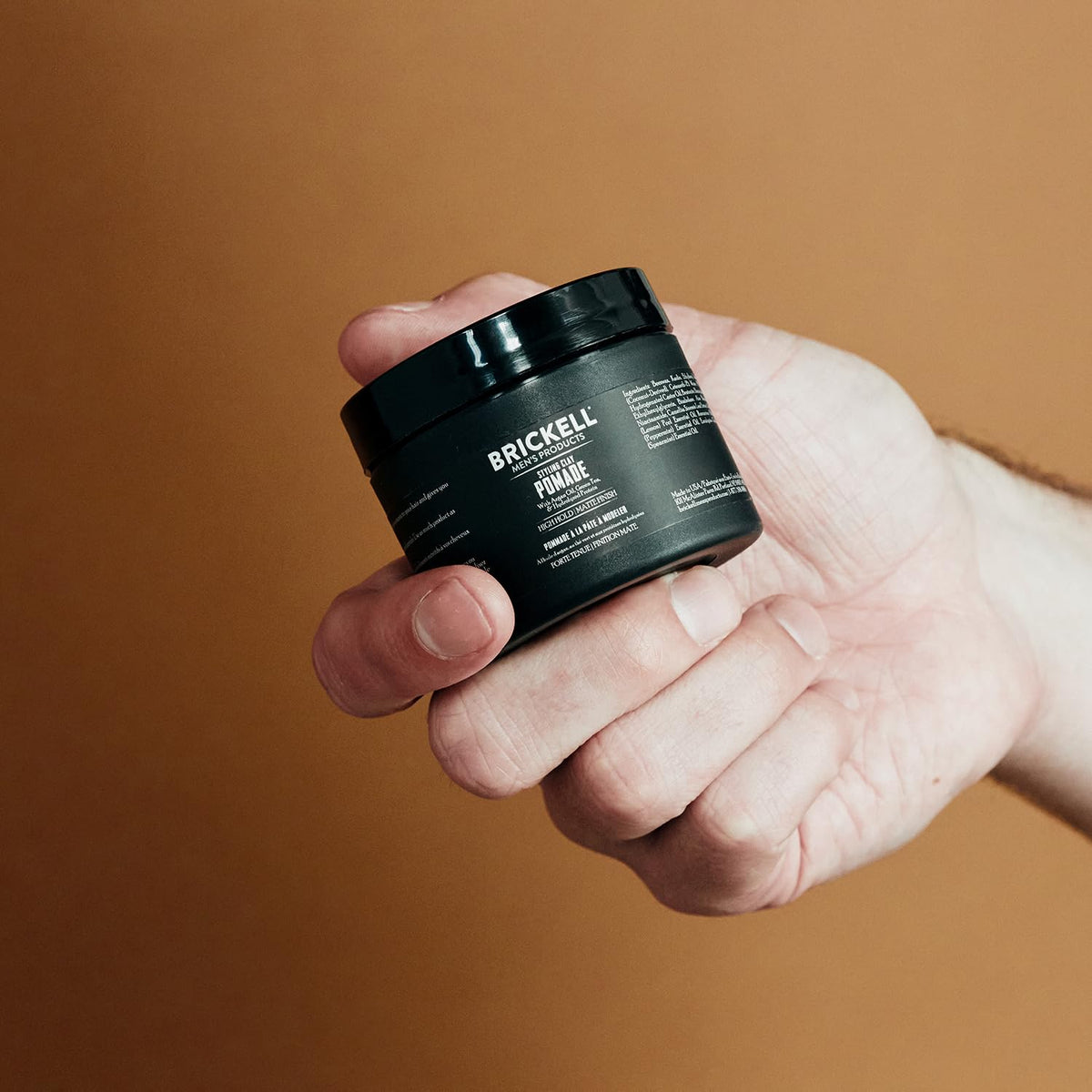 Utilisation de la pommade Brickell sur des cheveux coiffés