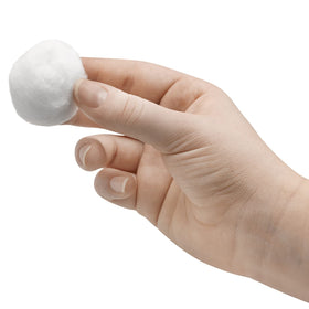 Utilisation des boules de coton pour le démaquillage
