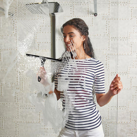 Utilisation des brosses de nettoyage Trazon dans une salle de bain