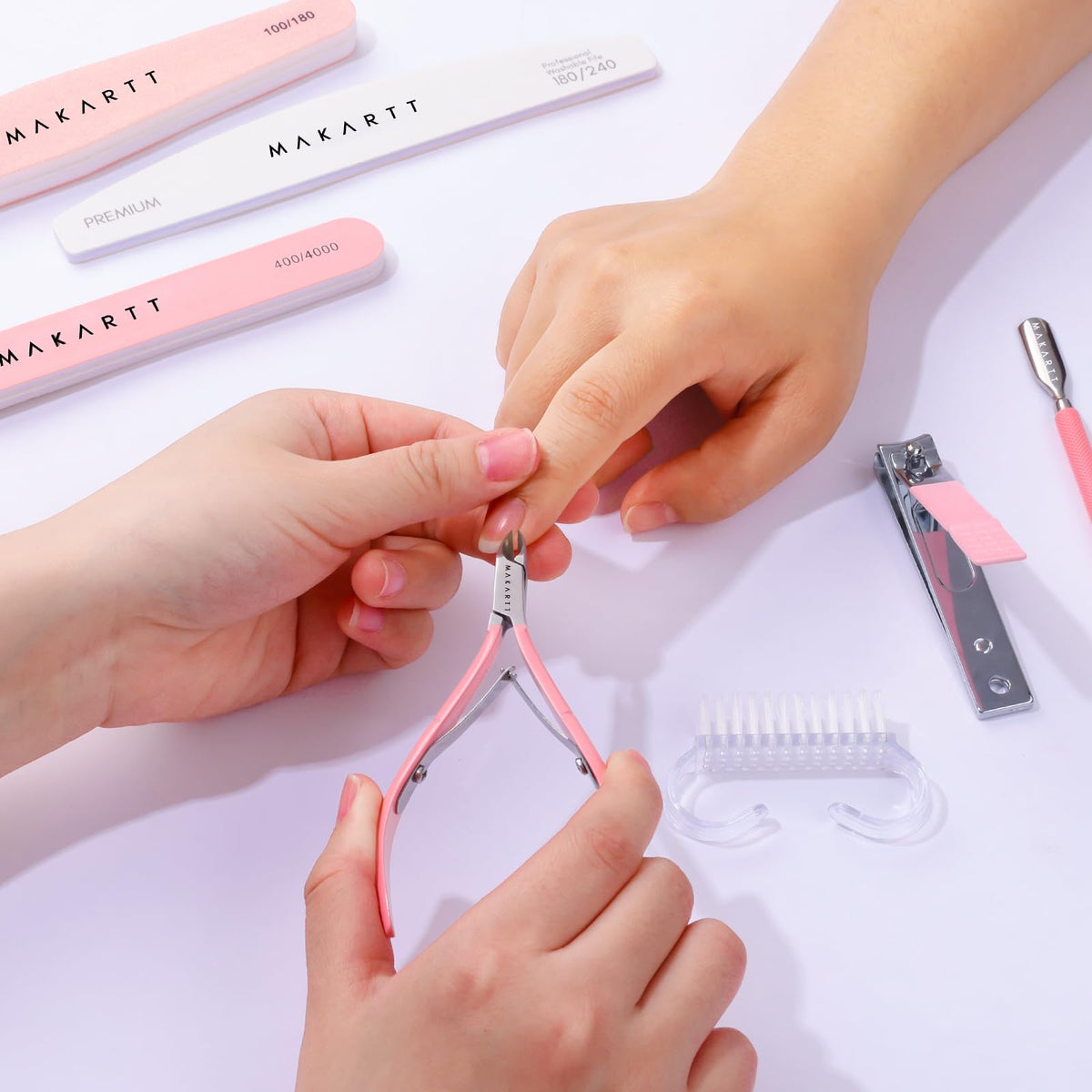 Utilisation des outils du kit Makartt dans un salon de manucure