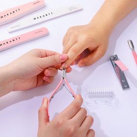 Utilisation des outils du kit Makartt dans un salon de manucure