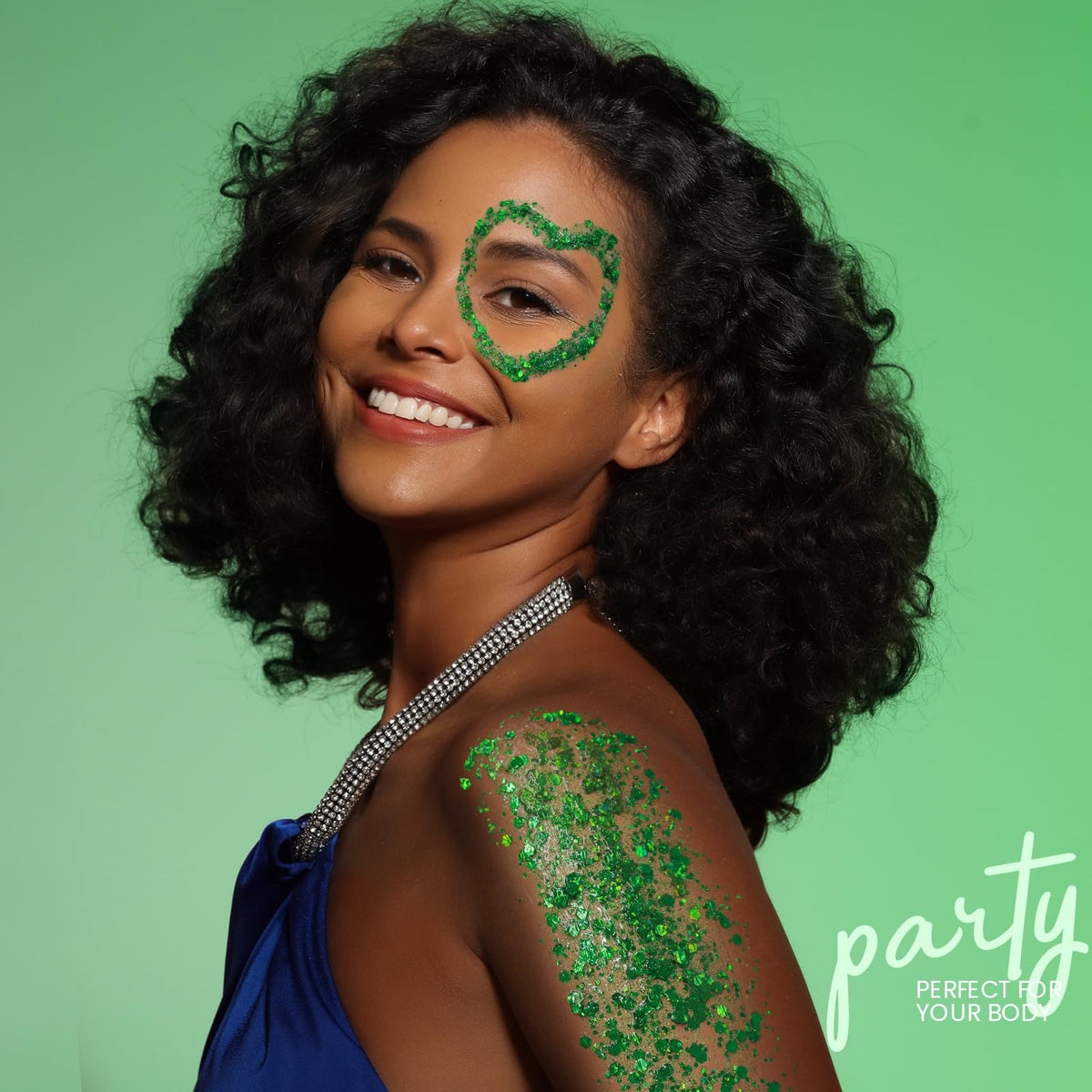 Utilisation du gel brillant vert sur le visage lors d'un festival