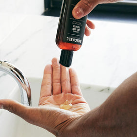 Utilisation du gel nettoyant Brickell dans une routine de soin